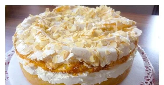 Apfel-Baiser-Torte mit frischen Äpfeln und luftigen Baiser-Haube.