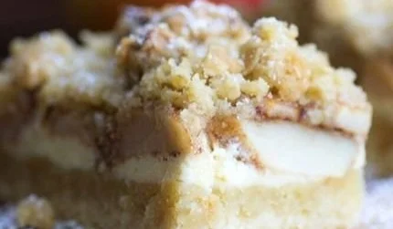 Apfel-Cheesecake mit Walnuss-Streuseln und Karamellsauce