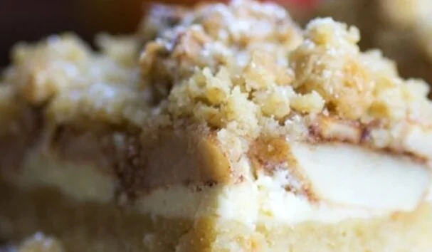 Apfel-Cheesecake mit Walnuss-Streuseln und Karamellsauce