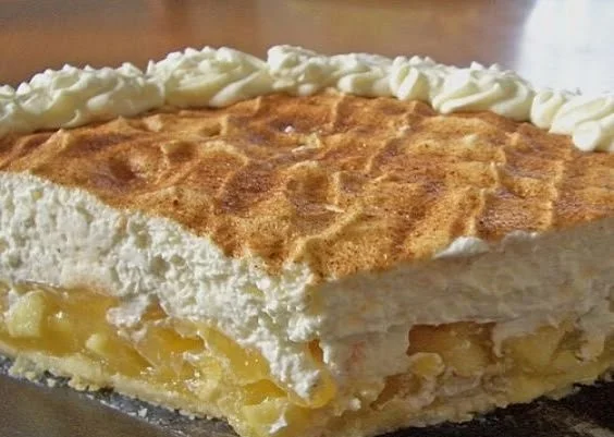 Apfel-Schmand-Torte frisch gebacken mit Äpfeln und Schmandcreme