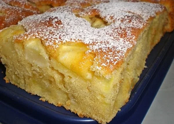 Traditioneller Apfelkuchen nach Großmutters Rezept mit frischen Äpfeln