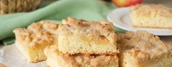 Apfelkuchen vom Blech mit Streuseln auf einem Kuchenteller