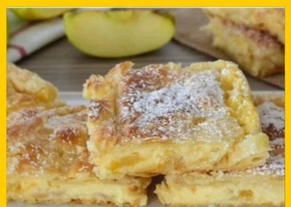 Apfelpudding-Schnitten auf einem Teller, garniert mit Apfelstücken und Sahne