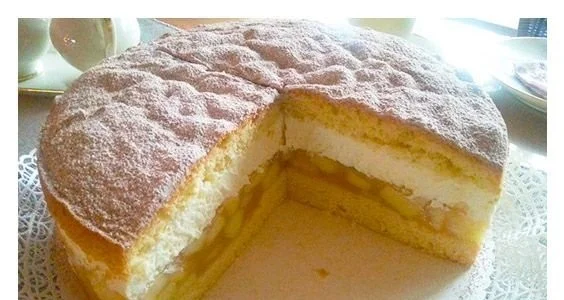 Bratapfel Mascarpone-Torte mit Apfelstücken und cremigem Mascarpone-Topping