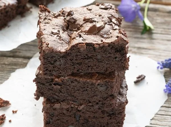 Leckere Brownies frisch aus dem Ofen, schokoladig und saftig
