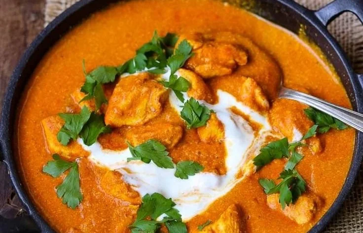 Butter Chicken mit zartem Hühnchen in cremiger Sauce serviert.