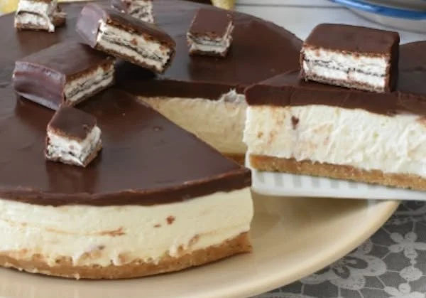 Ein köstlicher kalter Pinguinkuchen mit Schokoladenschicht und Keksboden.