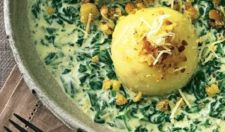 Kartoffelknödel mit Spinat-Käse-Soße