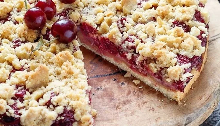 Leckerer Kirschkuchen mit Streuseln auf einem Teller serviert.