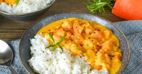 Kürbis-Curry mit Kokosmilch serviert in einer Schale