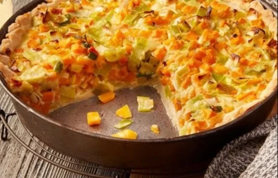 Kürbis-Lauch-Quiche mit Bergkäse auf einem Teller serviert