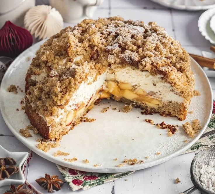Schokoladiger Maulwurfkuchen auf einem Tisch serviert