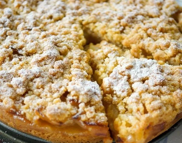 Omas Apfelkuchen mit Streuseln aus frischen Äpfeln und leckerer Kruste