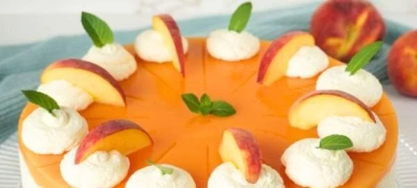 Pfirsich-Maracuja Torte mit frischen Pfirsichen und Maracuja-Geschmack