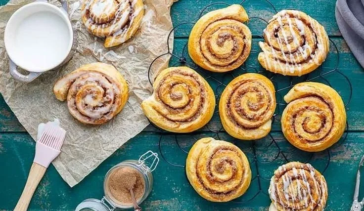Klassische Zimtschnecken aus frischem Teig mit Zimt und Zucker