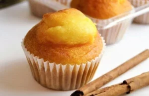 Saftige Apfelmus-Muffins mit einer feinen Zimtnote auf einem Teller