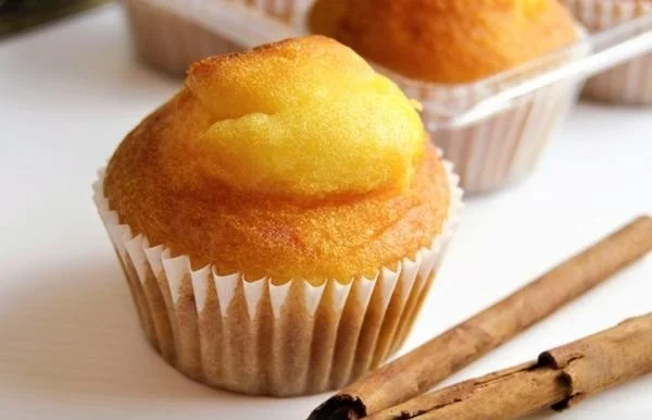 Saftige Apfelmus-Muffins mit einer feinen Zimtnote auf einem Teller