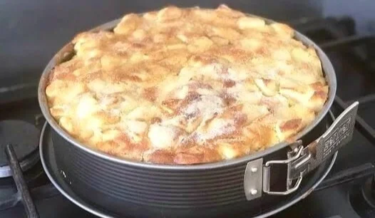 Saftiger Apfelkuchen nach Rezept, frisch gebacken und voller Geschmack.