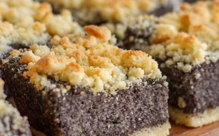 Saftiger Mohnkuchen mit Streuseln nach Omas Rezept auf einem hellen Teller
