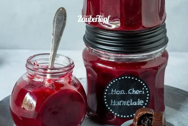 Sauerkirsch-Marmelade mit Mon Chéri im Glas, fruchtig und lecker.