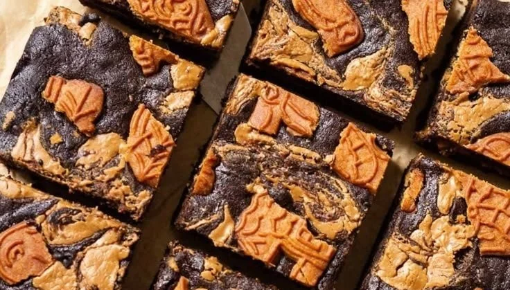 Saftige Spekulatius-Brownies mit Lotus Biscoff Brotaufstrich dekoriert