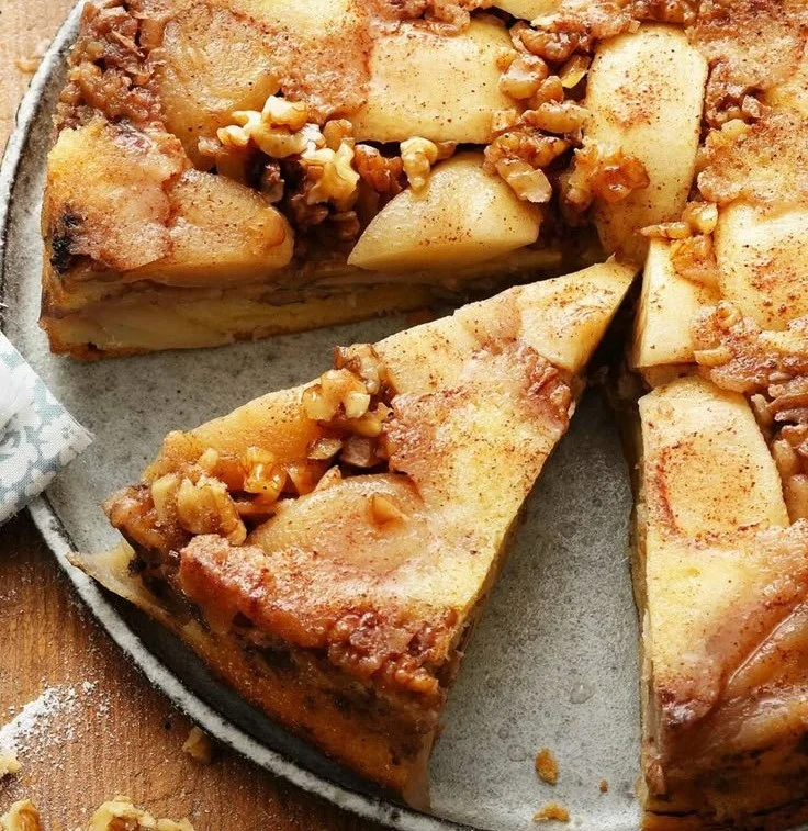 Tarte Tatin mit Äpfeln und Walnüssen auf einem Teller serviert
