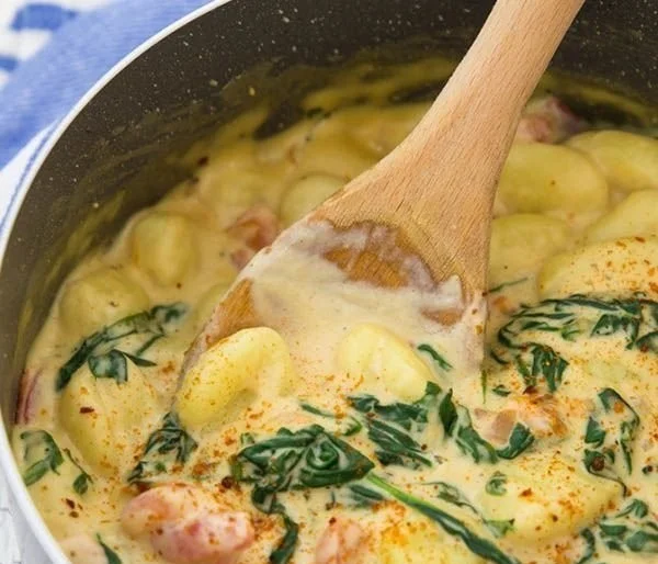 Vegane Gnocchi mit cremiger Spinat-Sauce auf einem Teller