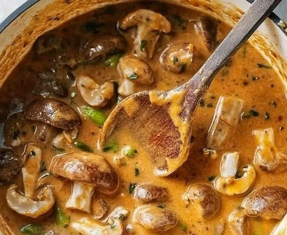 Veganes Lauch-Pilz-Gulasch in einer Schüssel mit frischen Zutaten