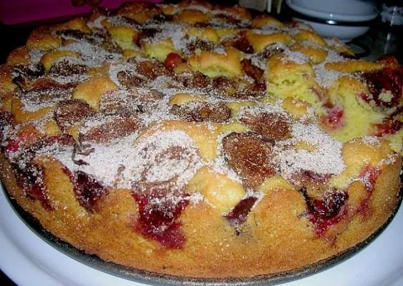 Versunkener Pflaumenkuchen mit saftigen Pflaumen und goldbraunem Teig