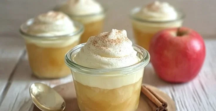 Schüssel mit Zimtcreme und Apfelmus, ein köstliches Dessert.