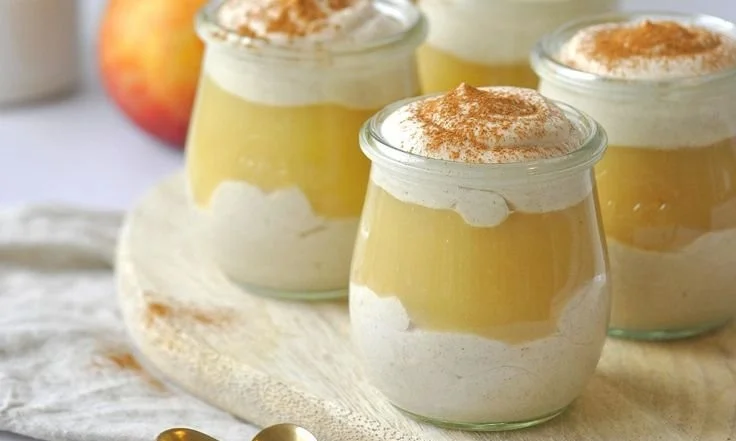 Zimtcreme mit Apfelmus in einer Schüssel, köstliches Rezept für Dessert