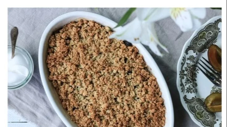 Leckeres Zwetschgen-Crumble ohne Mehl und Zucker auf einem Teller.