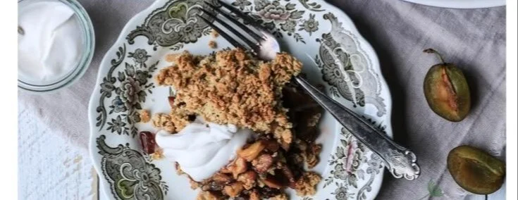 Zwetschgen Crumble ohne Mehl und Zucker