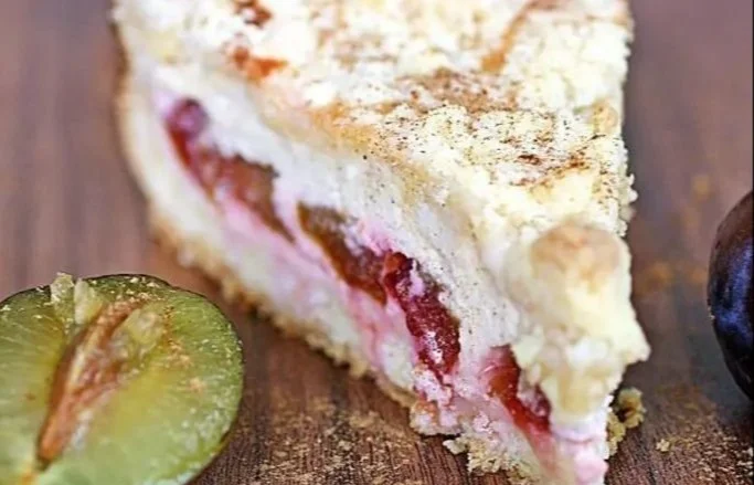 Ein köstlicher Zwetschgen-Zimtkäsekuchen mit knuspriger Streuselkruste